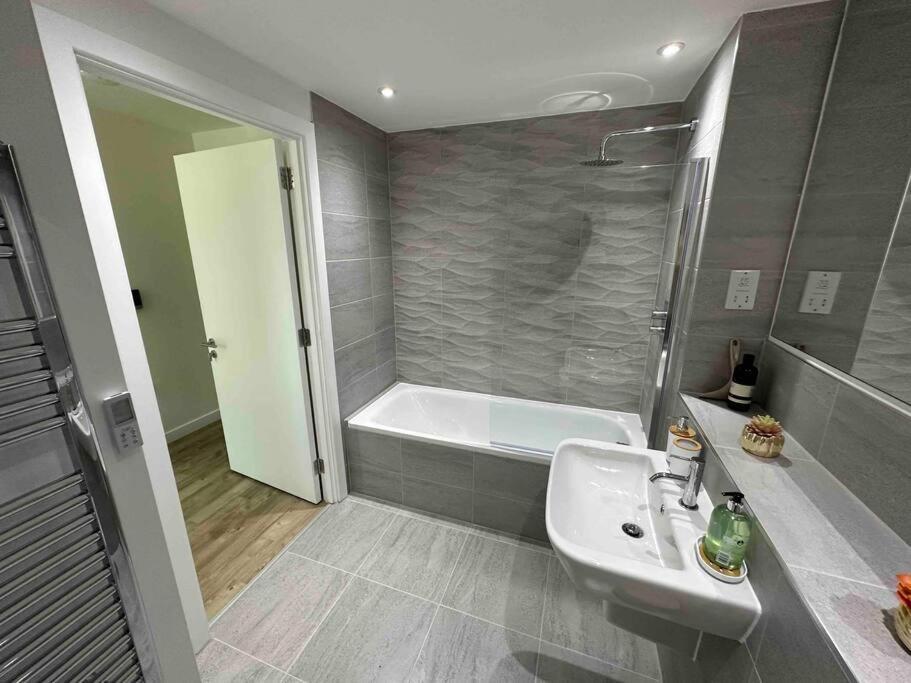 Apartament 1 Bed Flat With View Of Old Trafford Manchester Zewnętrze zdjęcie