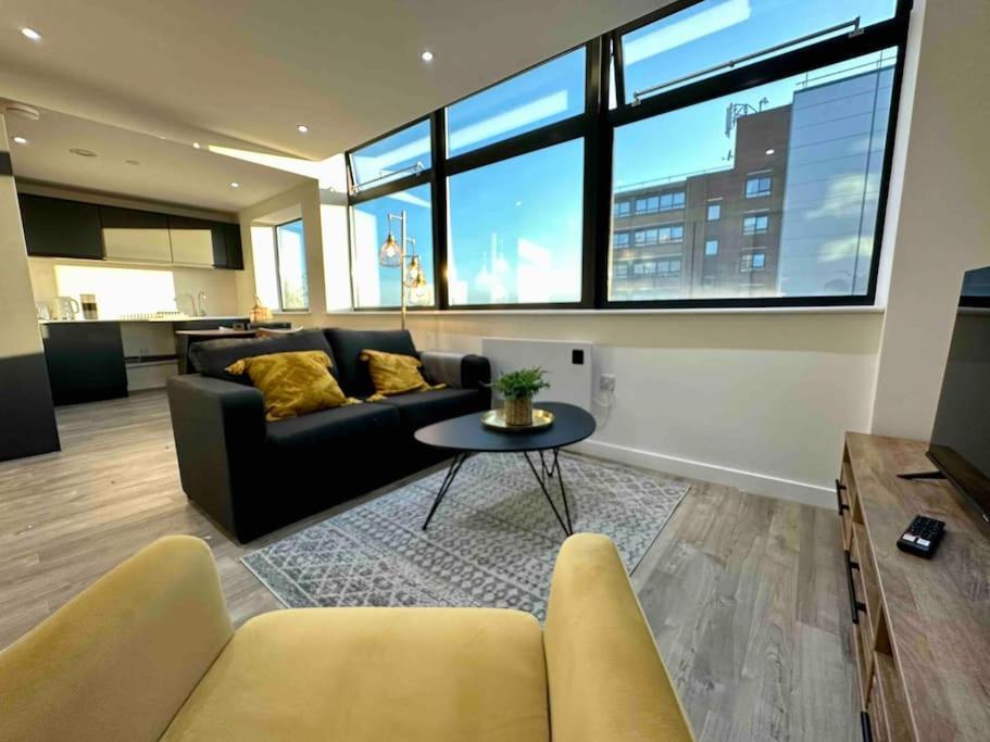 Apartament 1 Bed Flat With View Of Old Trafford Manchester Zewnętrze zdjęcie