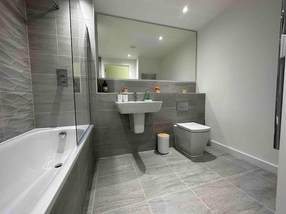 Apartament 1 Bed Flat With View Of Old Trafford Manchester Zewnętrze zdjęcie